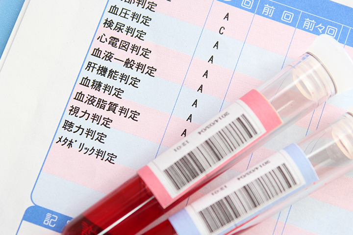 健康診断表と採血した血液