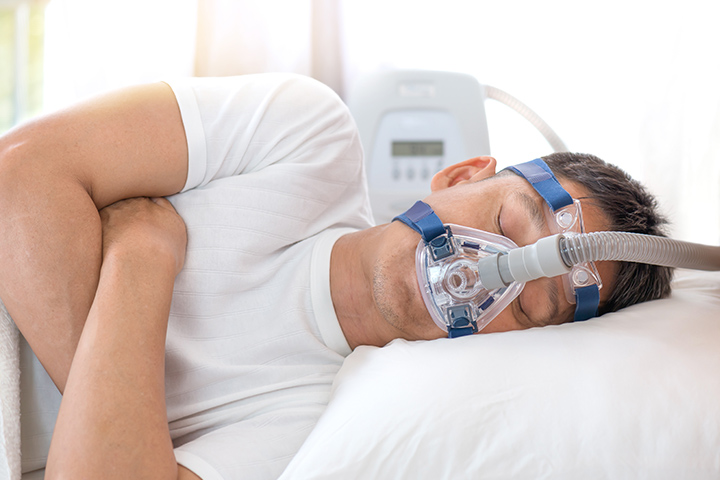 シーパップを装着して眠る男性